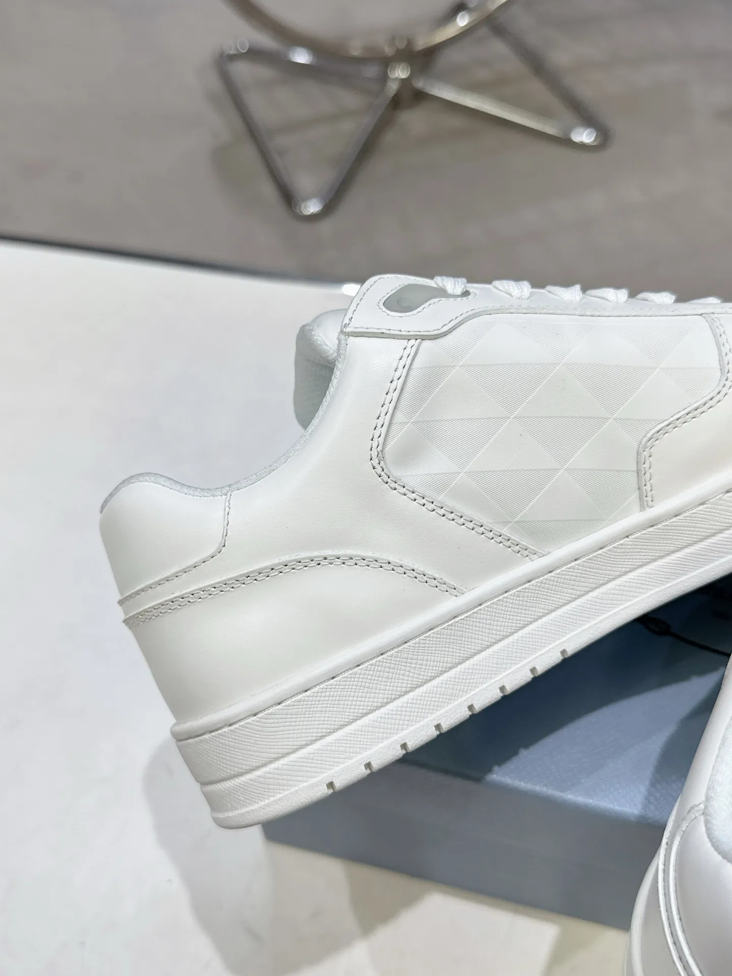 👟👟Ex-factory price 580👟👟 Couple style Prada Latest Downtown Bold series Triangle logo Casual sneakers White shoes Original purchase, development and production Downtown Bold sneakers are inspired by the basketball shoes of the 1980s, with a sporty design and exquisite details. Crafted from perforated leather, the statement platform sole provides a unique, modern style. The Prada logo is interpreted from different angles, decorated with the iconic enameled triangular metal logo, highlighting the unique classic style. Exquisite packaging at the delivery counter🛍📦 ▪️Fabric: Original custom imported first-layer cowhide ▪️Lining: Original imported soft sheepskin ▪️Outsole: Original open-molded rubber bottom material ▪️Size: Women's 35-40 Men's 39-45